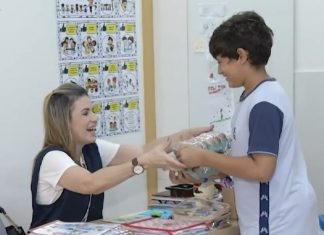 ‘Vem gente de fora comprar’, diz menino de 11 anos que virou empreendedor na produção de ovos