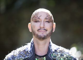 João Fênix fricciona os timbres da voz andrógina em álbum gravado ao vivo em show com o violonista Jaime Alem