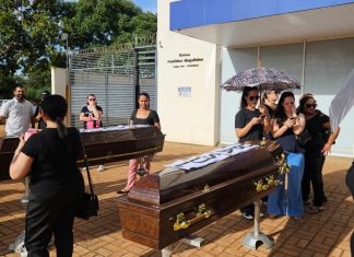 Servidores levam caixões para frente de secretaria em protesto contra terceirização de setor em Palmas