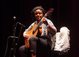 Violonista Gabriele Leite une simpatia, virtuosismo e sentimento em show que abriu (bem) o festival Queremos! no Rio