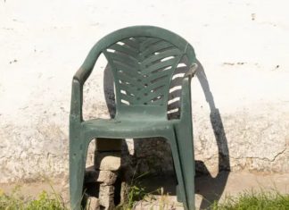 A história da monobloco, a humilde cadeira branca de plástico que conquistou o mundo e inspirou Bad Bunny