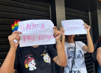 Fãs do BTS protestam em shopping de SP contra pré-reserva obrigatória para compra presencial de ingressos