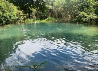 Beleza natural da ‘Lagoa Azul’ atrai visitantes em Luzimangues; área ainda não é regulamentada