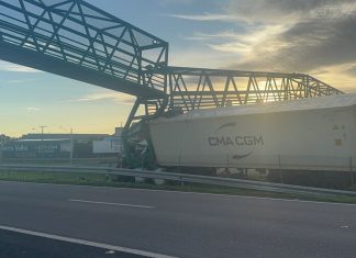 Passarela de pedestres na BR-153 é interditada após ser atingida por caminhão