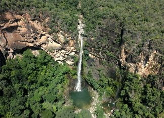 Entre paredões e vegetação nativa, cachoeira de águas cristalinas vira atração no TO