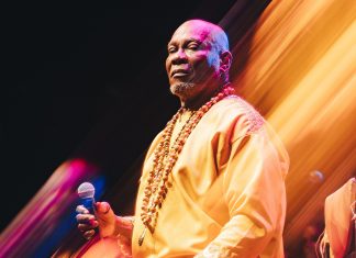 Lazzo Matumbi vive noite de rei ativista ao cantar compositores da Bahia na gravação do primeiro álbum audiovisual