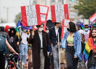 França aprova reprodução assistida para casais de mulheres e solteiras após dois anos de manifestações