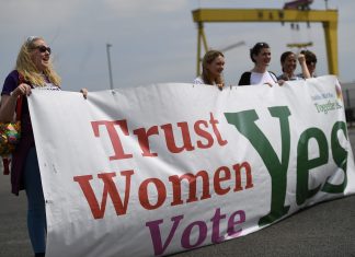 Governo do Reino Unido manda Irlanda do Norte ampliar serviço de aborto