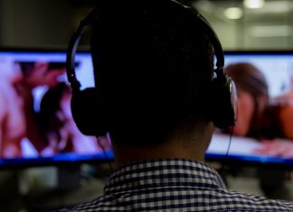 Pais são condenados a pagar mais de R$ 150 mil a filho após jogar fora sua coleção de material pornográfico