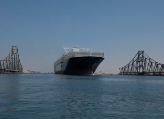 Navio Ever Given atravessa o Canal de Suez novamente, 150 dias após encalhar no caminho