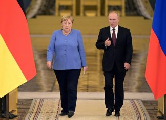Em última visita à Rússia como líder da Alemanha, Angela Merkel defende o diálogo com Vladimir Putin
