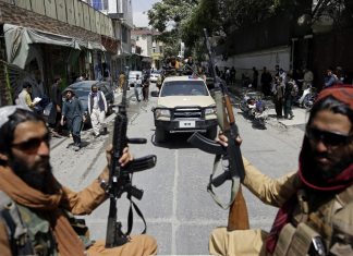 Talibã declara Emirado Islâmico do Afeganistão; países aceleram retirada de cidadãos