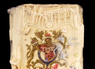 40 anos guardado: Fatia do bolo de casamento da lady Di com príncipe Charles é arrematada por R$ 13 mil
