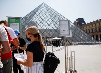 Paris sofre perdas com a falta de turistas devido à pandemia