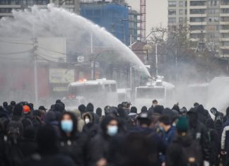 Protestos pelo 48º aniversário do golpe de Pinochet no Chile têm confronto entre manifestantes e polícia