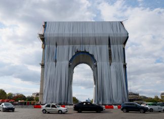 Arco do Triunfo de Paris começa a ser embrulhado em obra póstuma do artista Christo