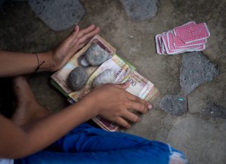Cédulas em desuso viram brinquedo nas mãos de crianças em povoado venezuelano