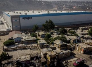 O controverso armazém da Amazon no meio de favela