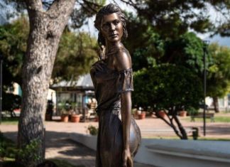 A estátua com roupas sensuais que gerou debate sobre machismo na Itália