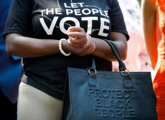 Republicanos aprovam no Texas polêmica lei de acesso ao voto