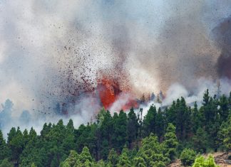 FOTOS: vulcão nas Ilhas Canárias entra em erupção