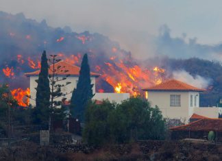 Vulcão nas Canárias chega a casas e milhares de pessoas fogem; veja vídeo de lava destruindo uma construção