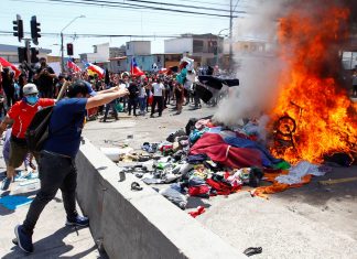 Chilenos protestam contra imigrantes e queimam pertences de venezuelanos