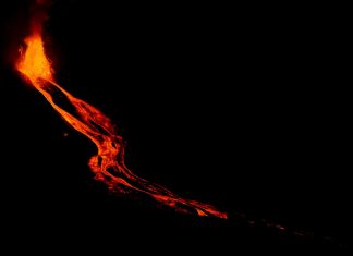 Lava do vulcão de Cumbre Vieja toca o mar nas Canárias