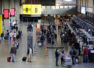 EUA reduzem tom de alerta para americanos não visitarem o Brasil devido à Covid-19, mas mantêm