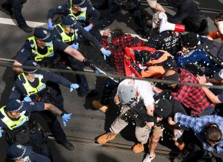 Mais de 200 são detidos em protesto contra o confinamento em Melbourne, na Austrália