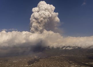 Erupção de vulcão se intensifica nas Canárias, e mais 3 cidades são evacuadas