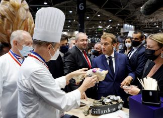 VÍDEO: Macron leva ovada em feira de gastronomia — e o ovo não quebra