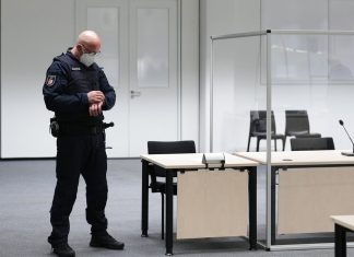 Ex-secretária de um campo de concentração nazista de 96 anos foge da Justiça da Alemanha