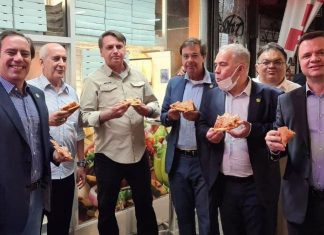 Bolsonaro e comitiva comem na rua em NY; cidade exige vacinação contra Covid em restaurantes