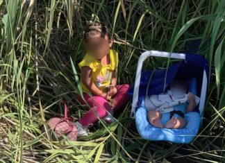 Agentes de fronteira encontram duas crianças abandonadas nos EUA
