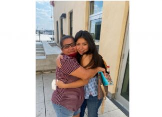 Jovem sequestrada há quase 14 anos na Flórida se reencontra com a mãe