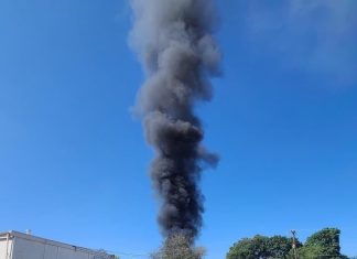 Avião de treinamento militar cai na Flórida e atinge duas casas
