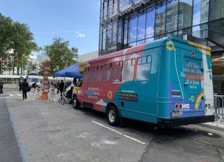 Prefeitura de Nova York oferece vacina contra a Covid-19 em ônibus estacionado em frente à ONU