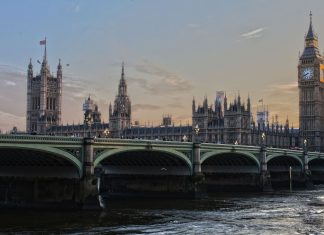 Embaixador da China no Reino Unido é barrado no Parlamento britânico devido a sanções