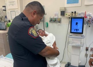 Policial agarra bebê de um mês atirado do segundo andar de prédio nos Estados Unidos