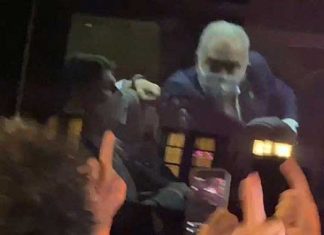 Queiroga responde com gesto obsceno a protesto de brasileiros em NY