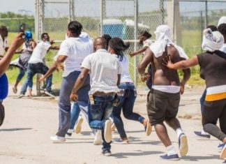 Imigrantes deportados dos EUA: as cenas de caos e revolta em aeroporto com chegada de haitianos