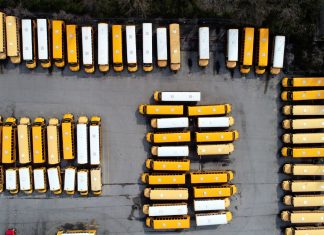 Nos EUA, onde faltam motoristas de ônibus escolares, governador manda Guarda Nacional levar crianças; outros estados pagam bônus de até R$ 21 mil
