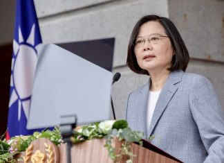 ‘Taiwan não será forçada a se curvar à China’, diz presidente Tsai em discurso para o feriado do Dia Nacional