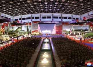 VÍDEO: Coreia do Norte exibe mísseis e tanques em exposição militar