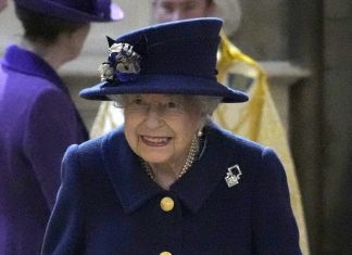 Rainha Elizabeth II aparece em público com bengala pela 1ª vez desde 2004