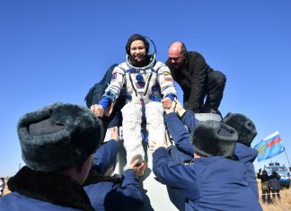 Após 12 dias gravando filme pioneiro no espaço, equipe de cinema da Rússia volta à Terra