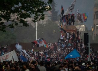 Milhares se manifestam dois anos após a convulsão social no Chile