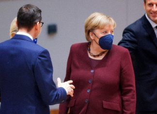 Angela Merkel é aplaudida de pé em sua última cúpula europeia