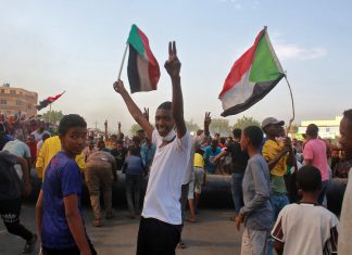 Sudaneses continuam nas ruas em protesto contra golpe militar
